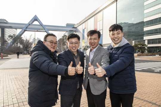 삼성전자 화성캠퍼스에서 협력사인 파인텍의 최창훈(왼쪽부터) 사원, 이경근 상무와 김창한 삼성전자 DS(디바이스솔루션)부문 상생협력센터 전무 등이 동반성장을 위한 협력을 다짐하고 있다.  삼성전자 제공